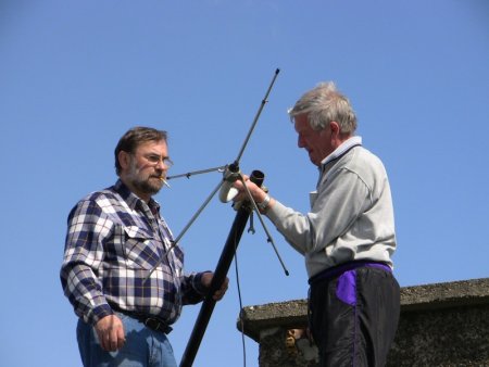 Thomas und Uwe beim aufbauen einer neuen Antenne